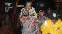 Saat Polisi Pasuruan Kota Gendong Lansia Sakit yang Jadi Korban Banjir