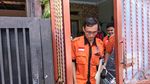 Sambil Gendong Anak, Teddy Jelaskan soal Autopsi dan Lebam di Tubuh Lina
