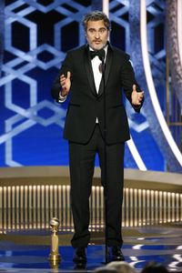 Puji Gaya Joaquin Phoenix, Desainer Stella McCartney Dicibir Netizen