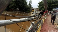 Hingga saat ini belum dilakukan perbaikan oleh pihak terkait sola rusaknya pagar besi ini.
