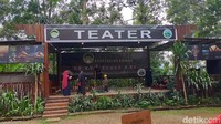 Saat menyicipi makanan ringan dan menyeruput teh, traveler juga dihibur dengan musik. Traveler dan keluarga bisa duduk-duduk santai di sini. (Elmy Tasya Khairally/detikcom)