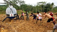 Helikoter dikerahkan karena akses ke Sukajaya terputus akibat banjir bandang dan tanah longsor. Istimewa/PMI.