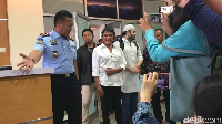 Rhoma Irama tampak mengenakan kemeja putih saat menjemput anaknya di Rutan Salemba, Jakarta Pusat, tadi pagi.  Foto: Rhoma Irama sambut Ridho Rhoma bebas (Hanif/detikcom)