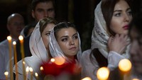 Rangkaian ibadah perayaan Natal umat Kristen Ortodoks ini mulai dilakukan sejak Senin (6/1). Para jemaat berkumpul di gereja untuk mengikuti misa malam. AP Photo/Alexander Zemlianichenko.