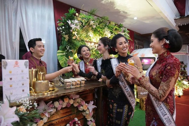 Para Puteri Indonesia 2019 berfoto sambil menikmati jamu di acara perayaan ulang tahun Mooryati Soedibyo. (Foto: Instagram)