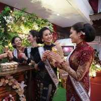 Para Puteri Indonesia 2019 berfoto sambil menikmati jamu di acara perayaan ulang tahun Mooryati Soedibyo. (Foto: Instagram)