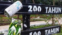 Tak sekedar taman, di sini juga disediakan edukasi berupa instalasi sampah dengan jumlah tahun terurainya.