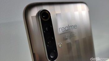 Ada pilihan motif Line yang berwarna keemasan dengan pola garis-garis vertikal. Foto: Virgina Maulita Putri/detikINET