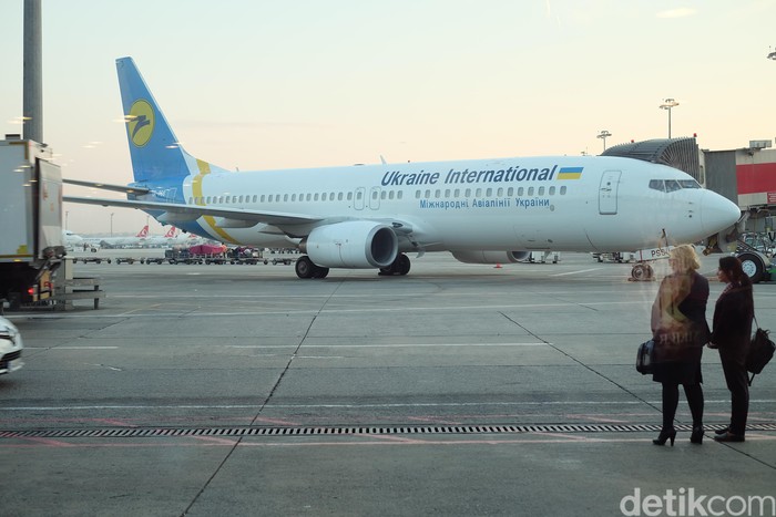 Pesawat Ukraine International Airlines di Istanbul International Airport, Turki, pada Juli 2018.
