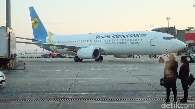 Pesawat Ukraine International Airlines Pesawat Ukraine International Airlines di Istanbul International Airport, Turki, pada Juli 2018.