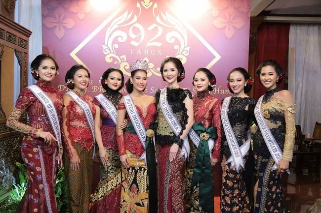 Kehadiran para Puteri Indonesia ikut memeriahkan perayaan ulang tahun ke-92 Dr. BRA Mooryati Soedibyo baru-baru ini. Hadir para pemenang tiga besar Puteri Indonesia 2018 dan 2019. Semua kompak dalam balutan kebaya. (Foto: Instagram)