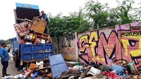 Agar tak semakin menumpuk dan menganggu arus lalu lintas di kawasan itu, sampah-sampah sisa banjir tersebut mulai diangkut dengan menggunakan truk.