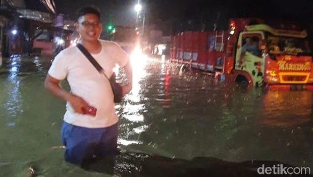 Tanggul Sungai Babakan Jebol, Ketanggungan Brebes Terendam 1 Meter