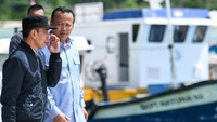 Jokowi tak sendiri saat melakukan kunjungan kerja ke Natuna, salah satu menteri yang ikut dalam rombongan Presiden Joko Widodo adalah Menteri Kelautan dan Perikanan Edhy Prabowo.