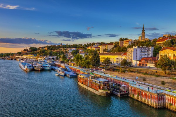Dikenal sebagai negara Balkan sekaligus bekas pecahan Uni Soviet, Serbia juga menawarkan banyak bangunan bersejarah dari era Romawi, Byzantine, Ottoman hingga era komunis. Mata uang Serbia adalah Dinar Serbia dengan nilai Rp 132 untuk 1 Dinar Serbia. (iStock) Dikenal sebagai negara Balkan sekaligus bekas pecahan Uni Soviet, Serbia juga menawarkan banyak bangunan bersejarah dari era Romawi, Byzantine, Ottoman hingga era komunis. Mata uang Serbia adalah Dinar Serbia dengan nilai Rp 132 untuk 1 Dinar Serbia. (iStock)