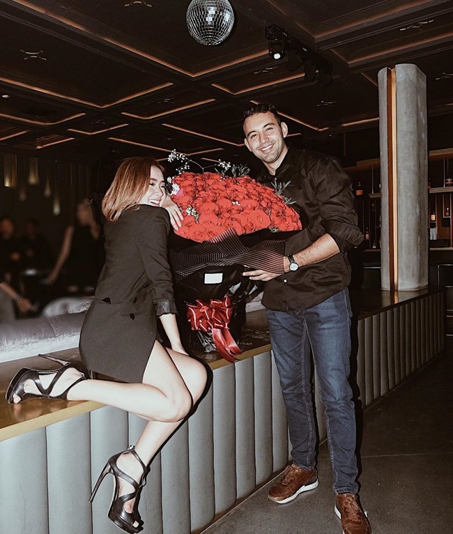 Sebelum berpacaran dan dilamar Roy, Cita Citata diketahui berstatus janda. Pernikahan pertamanya berakhir dengan perceraian pada 2015. Penyanyi dangdut 25 tahun itu sempat berpacaran dengan seorang pria Iran pada 2018, namun hubungan itu kandas. Kini penyanyi dengan hits Sakitnya Tuh di Sini itu sudah bahagia dengan Roy Geurts.Foto: Instagram @cita_citata