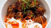Kalau kamu pecinta rasa pedas, menu rice bowl inilah yang cocok. Blackpepper Chicken Ricebowl yang ditawarkan oleh Chikycik. Foto: @chikycikricebowl