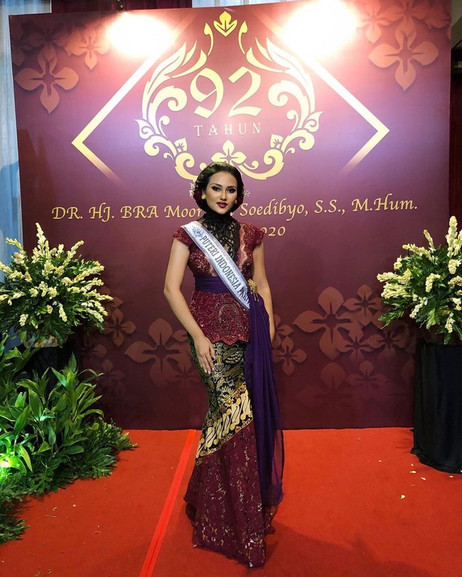 Ini penampilan Jessica Fitriana. Kebaya marun dari Anne Avantie menjadi pilihan Puteri Indonesia Pariwisata 2019 itu. (Foto: Instagram)