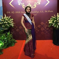 Ini penampilan Jessica Fitriana. Kebaya marun dari Anne Avantie menjadi pilihan Puteri Indonesia Pariwisata 2019 itu. (Foto: Instagram)