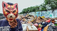  Penampakan sampah yang menumpuk di pinggir Jalan Inspeksi Kali Mookervaart, Cengkareng, Jakarta.