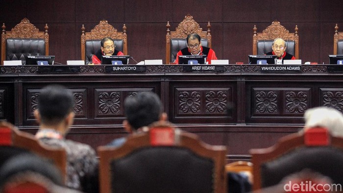 Perbaikan Permohonan Uji Formil UU KPK  ---  Para pemohon uji formil UU No 19/2019 mengikuti sidang lanjutan dengan agenda perbaikan permohonan di gedung Mahkamah Konstitusi Jakarta, Rabu (8/1/2020). Para pemohon menilai proses pembentukan UU No 19/2019 tentang Perubahan Kedua Atas Undang-Undang Nomor 30 tahun 2002 tentang Komisi Pemberantasan Tindak Pidana Korupsi  menyalahi syarat formil. Sidang dipimpin hakim konstitusi Arief Hidayat.