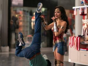 Gal Gadot Beraksi di Pusat Perbelanjaan dalam Wonder Woman 1984