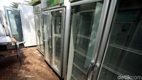 Satu per satu pekerja memeriksa barang-barang elektronik tersebut untuk mengetahui kerusakan yang dialami dan memperbaikinya.