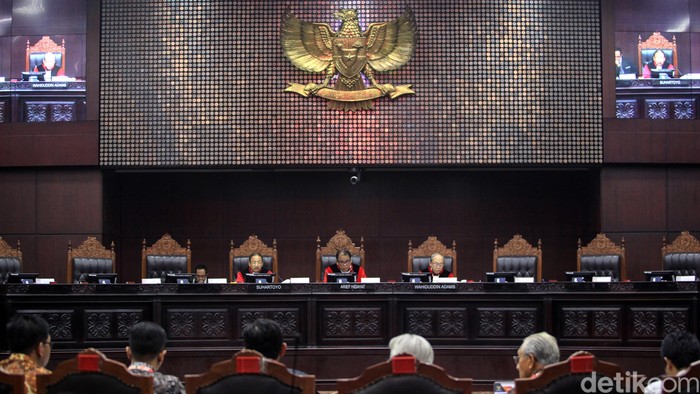 Perbaikan Permohonan Uji Formil UU KPK  ---  Para pemohon uji formil UU No 19/2019 mengikuti sidang lanjutan dengan agenda perbaikan permohonan di gedung Mahkamah Konstitusi Jakarta, Rabu (8/1/2020). Para pemohon menilai proses pembentukan UU No 19/2019 tentang Perubahan Kedua Atas Undang-Undang Nomor 30 tahun 2002 tentang Komisi Pemberantasan Tindak Pidana Korupsi  menyalahi syarat formil. Sidang dipimpin hakim konstitusi Arief Hidayat.
