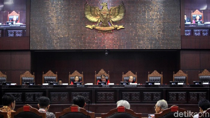 Perbaikan Permohonan Uji Formil UU KPK  ---  Para pemohon uji formil UU No 19/2019 mengikuti sidang lanjutan dengan agenda perbaikan permohonan di gedung Mahkamah Konstitusi Jakarta, Rabu (8/1/2020). Para pemohon menilai proses pembentukan UU No 19/2019 tentang Perubahan Kedua Atas Undang-Undang Nomor 30 tahun 2002 tentang Komisi Pemberantasan Tindak Pidana Korupsi  menyalahi syarat formil. Sidang dipimpin hakim konstitusi Arief Hidayat.