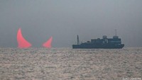 Momen sunrise biasanya identik dengan lingkaran bulat sempurna nan indah. Namun, seorang fotografer di Qatar berhasil menangkap sosoknya yang berbeda (Elias Chasiotis/Facebook)