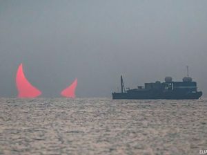 Foto: Matahari Terbit Seperti Mata Setan