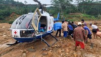 Warga membantu menurunkan bantuan dari atas helikopter. Istimewa/PMI.