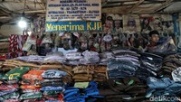 Sejumlah pedagang pun nampak kembali membuka toko mereka dan menjajakan seragam dari berbagai tingkatan sekolah kepada para pengunjung di Pasar Jatinegara.