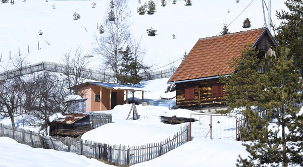 Di musim dingin, kamu juga bisa pergi ke Pegunungan Kopaonik untuk bermain ski. Di Kota Zlatibor yang juga populer sebagai tempat wisata musim dingin, malah traveler bisa bersenang-senang sambil berpesta. Seru banget pastinya. (iStock)