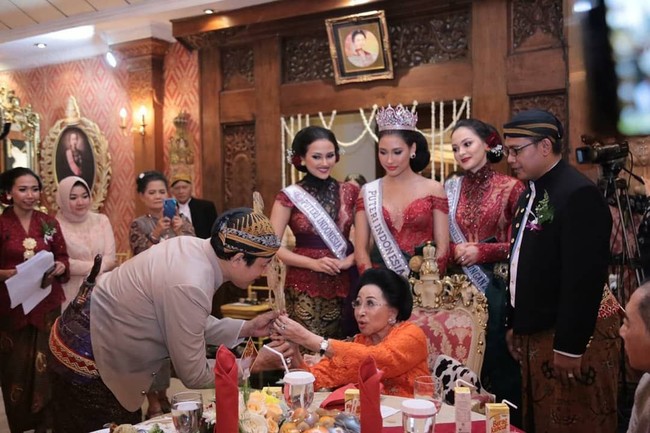 Tiga besar Puteri Indonesia 2019 mendampingi Mooryati Soedibyo di acara ulang tahunnya ke-92. Mooryati merupakan pendiri Mustika Ratu sekaligus tokoh kunci di balik Yayasan Puteri Indonesia. (Foto: Instagram)