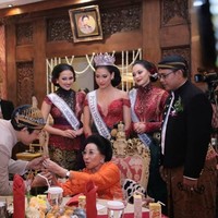 Tiga besar Puteri Indonesia 2019 mendampingi Mooryati Soedibyo di acara ulang tahunnya ke-92. Mooryati merupakan pendiri Mustika Ratu sekaligus tokoh kunci di balik Yayasan Puteri Indonesia. (Foto: Instagram)