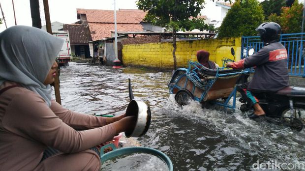 Banjir di Jalan Gebang Anom Raya, Semarang hari ini.  