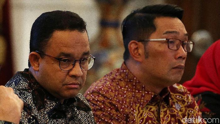 Jokowi Rapat Bersama Anies Hingga Ridwan Kamil Bahas Banjir Jabotabek Presiden Joko Widodo (Jokowi) didampingi sejumlah menteri, menggelar rapat bersama pejabat daerah membahas pencegahan dan penangananbanjir Jabotabek, di Istana Merdeka, Jakarta, Rabu (08/01/2020). Hadir pejabat daerah antara lain Gubernur DKI Jakarta Anies Baswedan, Gubernur Jawa Barat Ridwan Kamil, Gubernur Banten, Wahidin Halid, Walikota Bekasi, Rahmat Effendi, dan Bupati Bogor Ade Yasin.