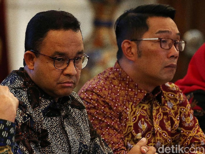 Presiden Joko Widodo (Jokowi) didampingi sejumlah menteri, menggelar rapat bersama pejabat daerah membahas pencegahan dan penangananbanjir Jabotabek, di Istana Merdeka, Jakarta, Rabu (08/01/2020). Hadir pejabat daerah antara lain Gubernur DKI Jakarta Anies Baswedan, Gubernur Jawa Barat Ridwan Kamil, Gubernur Banten, Wahidin Halid, Walikota Bekasi, Rahmat Effendi, dan Bupati Bogor Ade Yasin.