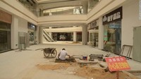 Mal ini awalnya bernama South China Mall lalu diubah menjadi New South China Mall pada 2007 setelah pemiliknya, Hu Guirong menjual setengah sahamnya ke Grup Universitas Peking.  (CNN)