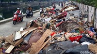Sampah-sampah sisa banjir tersebut didominasi dari berbagai perabotan rumah tangga yang rusak dan tak lagi dapat digunakan usai terendam banjir.