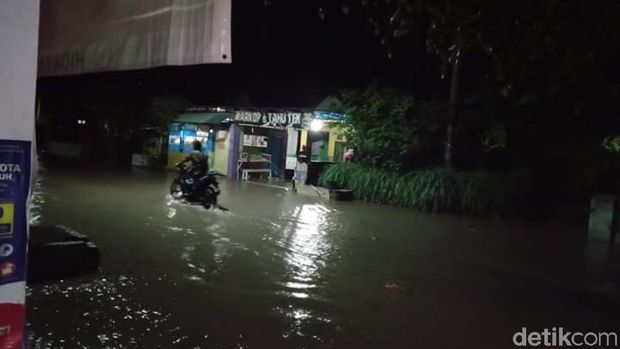 Jalanan terendam banjir