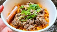 Sinon Kitchen juga menawarkan rice bowl bergaya Korea. Dengan campuran kimchi dan bulgogi dengan tampilan yang kekinian. Di atasnya ada tambahan biji wijen dan daun bawang. Foto: @sinonkitchenid