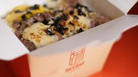 Berbeda dengan rice bowl yang ditawarkan oleh Rice The Bar ini. Mereka punya menu Japanese Beef Teppanyaki dengan campuran Creamy Garlic Sauce. Foto: Instagram @ricethebar