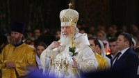 Kepala Gereja Ortodoks Rusia, Patriark Kirill memimpin misa di Katedral Kristus Juru Selamat yang berada di kawasan Moskow, Rusia, pada Selasa (7/1) waktu setempat. AP Photo/Alexander Zemlianichenko.