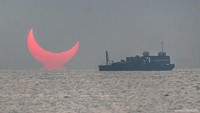 Foto yang viral itu pun disebutnya terjadi akibat dari fenomena gerhana matahari, yang berakibat pada tertutupnya sebagian matahari saat sunrise (Elias Chasiotis/Facebook)