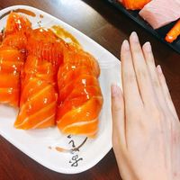 Wow! Sushi Salmon Jumbo Ini Seukuran Telapak Tangan