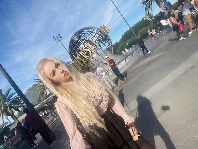 Valeria memiliki implan payudara dan memakai lensa kontak berwarba agar terlihat seperti Barbie. Sekarang setelah hidup sebagai Barbie, Valeria memutuskan tidak lagi menyukai penampilannya dan tak ingin diperlakuka seperti boneka manusia. Foto: Instagram