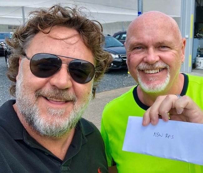 Seperti dikutip dari Boredpanda, aktor Russel Crowe menyumbangkan uang senilai USD 105 ribu atau sekitar Rp 1,4 miliar. Sumbangan diberikan langsung kepada Kapten New South Wales Rural Fire Service John Lardner. Foto: Instagram