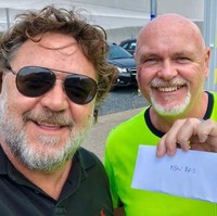 Seperti dikutip dari Boredpanda, aktor Russel Crowe menyumbangkan uang senilai USD 105 ribu atau sekitar Rp 1,4 miliar. Sumbangan diberikan langsung kepada Kapten New South Wales Rural Fire Service John Lardner. Foto: Instagram